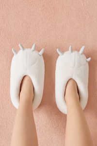 پوشیدن اسلیپر نرم و راحت در خانه